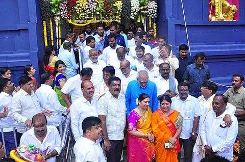 ಜಿಡಿಎಸ್ ಶಾಸಕರೊಂದಿಗೆ ಹಾಸನಾಂಬೆ ದರ್ಶನ ಮಾಡಿದ ಎಚ್‌ಡಿಕೆ