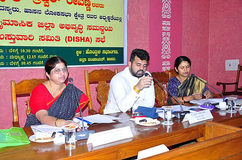 ಮಾಸಾಂತ್ಯಕ್ಕೆ ಮೇಲ್ಸೇತುವೆ ಕಾಮಗಾರಿ ಪೂರ್ಣಗೊಳಿಸಿ: ಅಧಿಕಾರಿಗಳಿಗೆ ಪ್ರಜ್ವಲ್ ರೇವಣ್ಣ ತಾಕೀತು