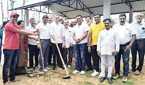 ಹರಿಹರ- ನಾಲ್ಕೇರಿ ಸಂಪರ್ಕ ರಸ್ತೆ ಕಾಮಗಾರಿಗೆ ಗುದ್ದಲಿ ಪೂಜೆ ನೆರವೇರಿಸಿದ ಶಾಸಕ ಪೊನ್ನಣ್ಣ, ಜಿಲ್ಲಾ ಕಾಂಗ್ರೆಸ್ ಅಧ್ಯಕ್ಷರಾದ ತಿತೀರ ಧರ್ಮಜ ಉತ್ತಪ್ಪ, ಪೊನ್ನಂಪೇಟೆ ಬ್ಲಾಕ್ ಕಾಂಗ್ರೆಸ್ ಅಧ್ಯಕ್ಷರಾದ ಮಿದೇರಿರ ನವೀನ್, ಡಿಸಿಸಿ ಸದಸ್ಯರಾದ ಮುಕ್ಕಾಟೀರ ಸಂದೀಪ್ ಮತ್ತಿತರರು ಉಪಸ್ಥಿತರಿದ್ದರು.