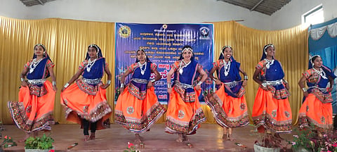 ಸೋಮವಾರಪೇಟೆ ತಾಲೂಕಿನ ಬೆಟ್ಟದಳ್ಳಿ ಶ್ರೀ  ಕುಮಾರಲಿಂಗೇಶ್ವರ ಪ್ರೌಢಶಾಲಾ ಸಭಾಂಗಣದಲ್ಲಿ ಆಯೋಜಿಸಿದ್ದ ಜಿಲ್ಲಾ ಮಟ್ಟದ ಯುವಜನೋತ್ಸವದಲ್ಲಿ ಜಾನಪದ ನೃತ್ಯದಲ್ಲಿ ಪ್ರಥಮ ಸ್ಥಾನ ಪಡೆದು ರಾಜ್ಯ ಮಟ್ಟಕ್ಕೆ ಆಯ್ಕೆಯಾದ ವಿರಾಜಪೇಟೆ ಕಾವ್ಯಶ್ರೀ ತಂಡ. 