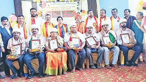 ಮದ್ದೂರು ಪಟ್ಟಣದ ಗುರುಭವನದಲ್ಲಿ ಆಯೋಜಿಸಿದ್ದ ಕಾರ್ಯಕ್ರಮದಲ್ಲಿ ವಿವಿಧ ಕ್ಷೇತ್ರಗಳ ಸಾಧಕರಿಗೆ ರಾಜ್ಯಮಟ್ಟದ ಕನ್ನಡದ ಕಂದ ಪ್ರಶಸ್ತಿ ಪ್ರದಾನ ಮಾಡಲಾಯಿತು. ಶ್ರೀ ಸಿದ್ದರಾಮ ಚೈತನ್ಯ ಮಹಾಸ್ವಾಮೀಜಿ, ವಿನಯ್ ರಾಮಕೃಷ್ಣ, ರೂಪ, ಶೋಭಾ ಪಿ.ಗೌಡ, ಕುಮಾರ್‌ಕೊಪ್ಪ, ಕ್ರಾಂತಿಸಿಂಹ, ಪ್ರಭು ಇದ್ದರು.