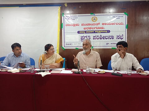 ಅರಕಲಗೂಡಿನಲ್ಲಿ ಮಂಗಳವಾರ ಆಯೋಜಿಸಿದ್ದ ಗ್ರಾಮ ಪಂಚಾಯಿತಿಗಳ ಅಭಿವೃದ್ಧಿ ಕಾರ್ಯ ಪ್ರಗತಿ ಪರಿಶೀಲನಾ ಸಭೆಯಲ್ಲಿ ಶಾಸಕ ಎ.ಮಂಜು ಮಾತನಾಡಿದರು. ಬಿ.ಆರ್.ಪೂರ್ಣಿಮಾ, ಅಶೋಕ್, ಚಂದ್ರಶೇಖರ್ ಮತ್ತಿತರರಿದ್ದರು.

