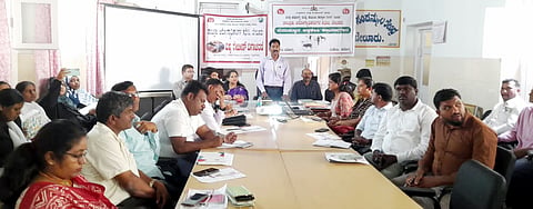 ಬೇಲೂರು ಪಟ್ಟಣದ ಸರ್ಕಾರಿ ಅಸ್ಪತ್ರೆ ಆರೋಗ್ಯಾಧಿಕಾರಿ ಕಚೇರಿಯಲ್ಲಿ ಆಯೋಜಿಸಿದ್ದ ಮೆದುಳು ಜ್ವರ ಅಡ್ವೋಕೆಸಿ ಕಾರ್ಯಗಾರದಲ್ಲಿ ಜಿಲ್ಲಾ ಕೀಟ ಶಾಸ್ತ್ರಜ್ಞ ರಾಜೇಶ್ ಕುಲಕರ್ಣಿ ಮಾತನಾಡಿದರು. ದಯಾನಂದ್, ಉಷಾ, ಮಂಗಳಮ್ಮ, ಶಿವಮರಿಯಪ್ಪ, ಜ್ಯೋತಿ, ನಾಗಬೂಷಣ್, ಚಂದ್ರಶೇಖರ್ ಮತ್ತಿತರರಿದ್ದರು.
