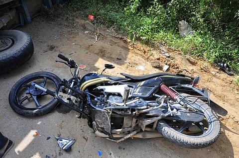 ಬೈಕ್‌ಗೆ ಕ್ಯಾಂಟರ್ ಡಿಕ್ಕಿಯಾಗಿ ಅಮ್ಮ, ಮಗ ಸಾವು