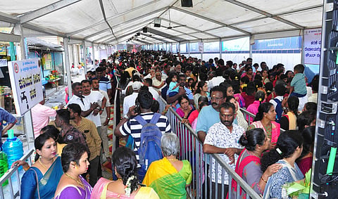 ಮೊದಲ ದಿನ ದರ್ಶನಕ್ಕೆ ಬಂದ ಜನಸಾಗರ:ಹಾಸನಾಂಬ ದೇವಿ ಕಣ್ತುಂಬಿಕೊಂಡ ಸಾವಿರಾರು ಜನ