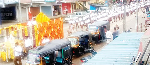 ಬೇಲೂರು ತಾಲೂಕಿನ ಅರೇಹಳ್ಳಿಯಲ್ಲಿ ಆಯೋಜಿಸಿದ್ದ ವಿಜಯದಶಮಿ ಪಥ ಸಂಚಲನದಲ್ಲಿ ನೂರಾರು ಅರ್‌ಎಸ್‌ಎಸ್ ಕಾರ್ಯಕರ್ತರು ಪಾಲ್ಗೊಂಡಿದ್ದರು.
