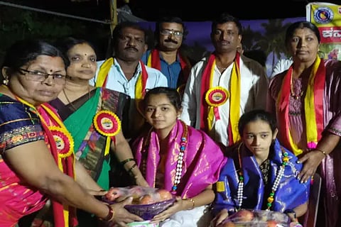 ಮೆಣಸೆ ಗ್ರಾಪಂನಲ್ಲಿ ಹಮ್ಮಿಕೊಂಡ ನುಡಿನಿತ್ಯೋತ್ಸವ ಕಾರ್ಯಕ್ರಮದಲ್ಲಿ ಕೃಷಿ ಸಾಧಕರಾದ ಅನಘ,ಆದ್ಯ ಅವರನ್ನು ಗೌರವಿಸಲಾಯಿತು. ದಿನೇಶ್,ರಮೇಶ್, ಜಗದೀಶ್,ಶಿವಾನಂದರಾವ್ ಇದ್ದರು.