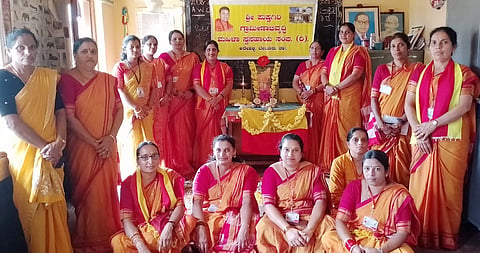 ಬೇಲೂರು ತಾಲೂಕಿನ ಅರೇಹಳ್ಳಿ ಸಂತೋಷ್ ನಗರದ ಅಂಗನವಾಡಿ ಕೇಂದ್ರದಲ್ಲಿ ಶ್ರೀ ಪುಷ್ಪಗಿರಿ ಗ್ರಾಮೀಣಾಭಿವೃದ್ಧಿ ಮಹಿಳಾ ಸ್ವಸಹಾಯ ಸಂಘದಿಂದ ಕನ್ನಡ ರಾಜ್ಯೋತ್ಸವ ಆಚರಿಸಲಾಯಿತು.