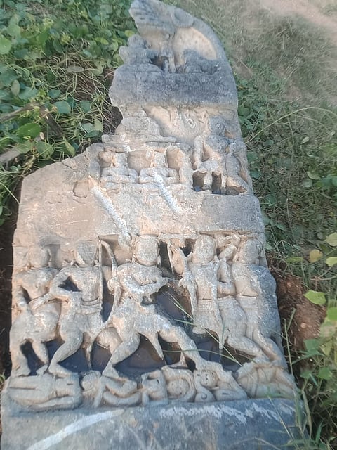 ಅರಸೀಕೆರೆ ತಾಲೂಕು ಅಗ್ಗುಂದ ಗ್ರಾಮದಲ್ಲಿ:700 ವರ್ಷಗಳ ಹಿಂದಿನ ವೀರಗಲ್ಲು ಪತ್ತೆ
