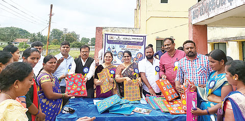 ಬೇಲೂರು ಪಟ್ಟಣದ ಹನುಮಂತ ನಗರದ ಶುದ್ಧಕುಡಿಯುವ ನೀರಿನ ಘಟಕದ ಆವರಣದಲ್ಲಿ ಆಯೋಜಿಸಿದ್ದ ಜಲ ದೀಪಾವಳಿ ಆಚರಣೆ ಕಾರ್ಯಕ್ರಮದಲ್ಲಿ ಸ್ವಸಹಾಯ ಸಂಘದ ಮಹಿಳೆಯರಿಗೆ ನೀರಿನ ಪ್ಲಾಸ್ಕ್ ಹಾಗೂ ಬಟ್ಟೆ ಬ್ಯಾಗ್‌ಗಳನ್ನು ಪುರಸಭೆ ಅಧ್ಯಕ್ಷೆ ತೀರ್ಥಕುಮಾರಿ ವೆಂಕಟೇಶ್ ವಿತರಿಸಿದರು. ಸುಜಯ್ ಕುಮಾರ್, ಸೌಮ್ಯ, ಜಗದೀಶ್, ಪ್ರಭಾಕರ್, ಶ್ರೀನಿವಾಸ್, ಲೋಹಿತ್, ಹರೀಶ್ ಇತರರಿದ್ದರು.