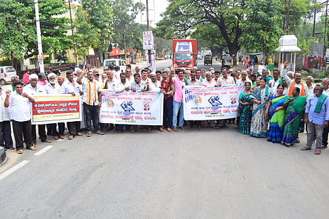 Cauvery protest by KSRTC retired employees mandya