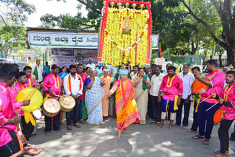 Cauvery protest by folk artists mandya