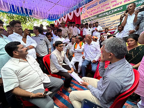 ministers-krishna-bairegouda-tangadagi-mp-sanganna-karafi-protest-koppal