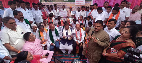 ex-dcm-ks-iswarappa-visit-koppal-mp-sanganna-karadi-protest-argue-state-govt
