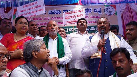 k-s-iswarappa-mp-sanganna-karadi-minister-tangadagi-protest-ipset-former