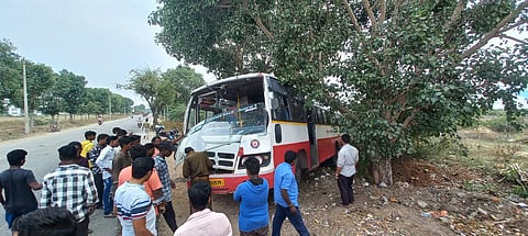 bus-accident-koppal-passangers-injured-admit-hospital-railway-gate