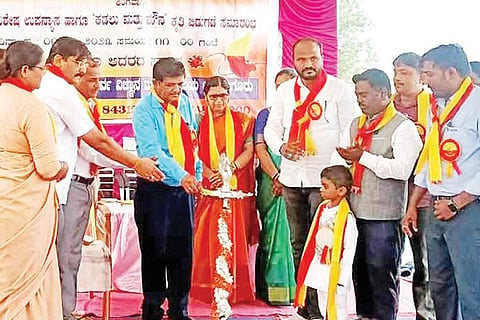 Lingasuguru Kadalu mattu Mouna Book
