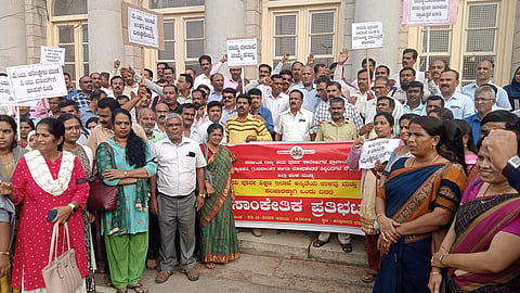 Principal lecturers librarians and non-teaching staff Protest mandya
