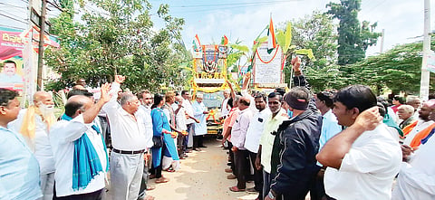 ಶ್ರೀರಂಗಪಟ್ಟಣದ ಬೆಂ-ಮೈ ರಾಷ್ಟ್ರೀಯ ಹೆದ್ದಾರಿಯ ಕುವೆಂಪು ವೃತ್ತದಲ್ಲಿ ಪ್ರಜ್ಞಾವಂತರ ವೇದಿಕೆ ವತಿಯಿಂದ 5ನೇ ವರ್ಷದ ಭಾರತ ಸಂವಿಧಾನೋತ್ಸವವನ್ನು ಭಾನುವಾರ ವಿವಿಧ ಪ್ರಗತಿಪರ ಮುಖಂಡರು ಮತ್ತು ಸಾರ್ವಜನಿಕರೊಂದಿಗೆ ವಿಜೃಂಭಣೆಯಿಂದ ಆಚರಿಸಲಾಯಿತು.