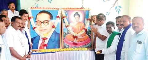 ಶ್ರೀರಂಗಪಟ್ಟಣದ ಡಾ.ಬಿ.ಆರ್.ಅಂಬೇಡ್ಕರ್ ಭವನದಲ್ಲಿ ಭಾನುವಾರ ಅಂಬೇಡ್ಕರ್ ಒಕ್ಕೂಟ ಹಾಗೂ ದಸಂಸ ಸಂಘಟನೆಗಳೊಂದಿಗೆ ಹಮ್ಮಿಕೊಳ್ಳಲಾಗಿದ್ದ ಸಂವಿಧಾನ ದಿನಾಚರಣೆ ಕಾರ್ಯಕ್ರಮದಲ್ಲಿ ಶಾಸಕ ಎ.ಬಿ.ರಮೇಶ ಬಂಡಿಸಿದ್ದೇಗೌಡ ಅವರು ಡಾ.ಅಂಬೇಡ್ಕರ್ ಹಾಗೂ ಭಗವಾನ್ ಬುದ್ಧರ ಭಾವಚಿತ್ರಕ್ಕೆ ಪುಷ್ಪನಮನ ಅರ್ಪಿಸಿದರು. ಗಂಜಾಂ ರವಿಚಂದ್ರು , ಪಾಂಡು, ಶಿವಕುಮಾರ್ ಮತ್ತಿತರರಿದ್ದರು.