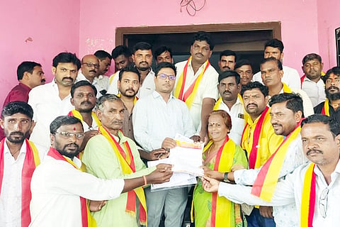 Sindhanur Road Divider karave insit