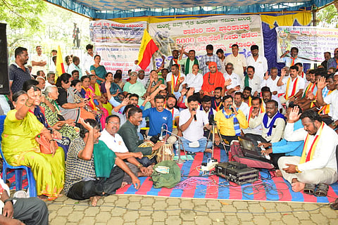 Trinetra Mahanta Shivayogi Swamiji of Baby Mutt supports Cauvery protest mandya
