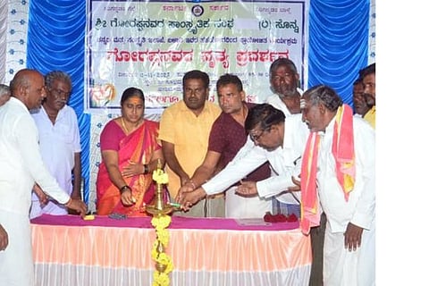 ಹಗರಿಬೊಮ್ಮನಹಳ್ಳಿ ತಾಲೂಕಿನ ಸೊನ್ನದಲ್ಲಿ ಶ್ರೀ ಗೊರವಪ್ಪ ಸಾಂಸ್ಕೃತಿಕ ಸಂಘ, ಕನ್ನಡ ಮತ್ತು ಸಂಸ್ಕೃತಿ ಇಲಾಖೆ ಏರ್ಪಡಿಸಿದ್ದ ಗೊರವಪ್ಪನವರ ನೃತ್ಯ ಪ್ರದರ್ಶನ ಕಾರ್ಯಕ್ರಮವನ್ನು ಗ್ರಾಪಂ ಉಪಾಧ್ಯಕ್ಷೆ ಎಚ್.ನಿಂಗಮ್ಮ ಉದ್ಘಾಟಿಸಿದರು. ತಾಪಂ ಮಾಜಿ ಸದಸ್ಯ ಮೈನಳ್ಳಿ ಪ್ರಭಾಕರ, ಸಂಘದ ಎಸ್.ನಿಂಗನಗೌಡ್ರು, ಗ್ರಾಪಂ ಸದಸ್ಯರಾದ ಎಚ್.ಮಹಾಂತೇಶ, ಎಚ್.ಪ್ರಕಾಶ್ ಇತರರಿದ್ದರು.