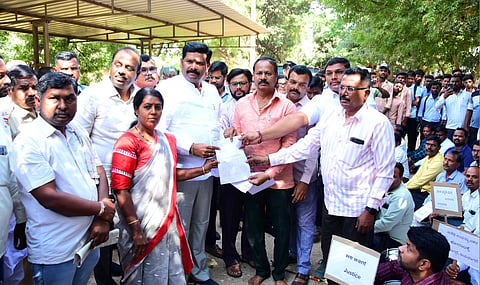 guest lectures protest minister shivaraj tangadagi visit koppal