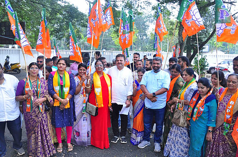 ಕಾಂಗ್ರಸ್ ನಾಯಕನ ಮನೆಯಲ್ಲಿ ಹಣ ಪತ್ತೆ:ಬಿಜೆಪಿ ಕಾರ್ಯಕರ್ತರು ಪ್ರತಿಭಟನೆ