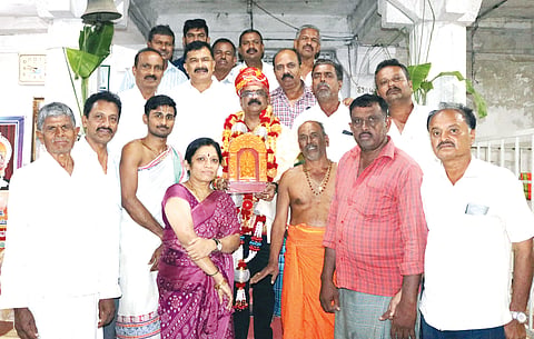 ಸಿಂಗಾಪುರದಲ್ಲಿ ನಡೆಯಲಿರುವ ಎರಡನೇ ವಿಶ್ವ ಕನ್ನಡ ಸಮ್ಮೇಳನಕ್ಕೆ ಆಯ್ಕೆಯಾಗಿರುವ ಗಾಯಕ ಡಾ.ಕಿಕ್ಕೇರಿ ಕೃಷ್ಣಮೂರ್ತಿ ಅವರನ್ನು ಸನ್ಮಾನಿಸಲಾಯಿತು. ಪುಷ್ಪಾ ಕೃಷ್ಣಮೂರ್ತಿ, ಸುರೇಶ್, ಚಂದ್ರಮೋಹನ್, ಜಾಣೇಗೌಡ, ರಂಗರಾಜು, ಕೃಷ್ಣ, ಮಹದೇವು, ರಾಯಲ್ ನಾಗರಾಜು, ಸಣ್ಣಪ್ಪ, ಲೋಕೇಶ್ ಮತ್ತಿತರರಿದ್ದರು.