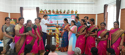 ಕೆ.ಆರ್.ಪೇಟೆ ಪಟ್ಟಣದ ಜಯನಗರ ಬಡಾವಣೆಯಲಿ ್ಲರುವ ಸಮಾಜಸೇವಕ ಮಲ್ಲಿಕಾರ್ಜುನ್ ಅವರ ಕಚೇರಿಯಲ್ಲಿ ಆಯೋಜಿಸಿದ್ದ ಧರ್ಮಸ್ಥಳ ಗ್ರಾಮಾಭಿವೃದ್ಧಿ ಯೋಜನೆಯ ಹೊಸಹೊಳಲು ಭಾಗದ ಮಹಿಳಾ ಪ್ರಗತಿಬಂಧು ಸ್ವಸಹಾಯ ಸಂಘಗಳ ಪ್ರತಿನಿಧಿಗಳು ಹಾಗೂ ಸದಸ್ಯೆಯರ ಸಾಧನಾ ಸಮಾವೇಶವನ್ನು ಗಣ್ಯರು ಉದ್ಘಾಟಿಸಿದರು. ಮಲ್ಲಿಕಾರ್ಜುನ್, ಕಾವ್ಯ, ಮಮತಾ, ಮಮತಾ ಶೆಟ್ಟಿ, ವಿಠಲಾಪುರ ಜಯರಾಂ ಮತ್ತಿತರರಿದ್ದರು.