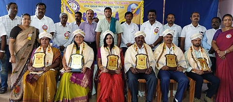 ಪಾಂಡವಪುರ ಪಟ್ಟಣದ ಕಸಾಪ ಭವನದಲ್ಲಿ ಆಯೋಜಿಸಿದ್ದ ರಾಜ್ಯ ಪ್ರತಿಭಾ ಪರಿಷತ್ ಹಾಗೂ ಪ್ರಾಥಮಿಕ ಶಾಲಾ ಪದವೀಧರ ಶಿಕ್ಷಕರ ಸಂಘದಿಂದ ಆಯೋಜಿಸಿದ್ದ ಕಾರ್ಯಕ್ರಮದಲ್ಲಿ ಶಿಕ್ಷಕರಿಗೆ ಶಾಸಕ ದರ್ಶನ್ ಪುಟ್ಟಣ್ಣಯ್ಯ ಗುರು ಶ್ರೇಷ್ಠ ಪ್ರಶಸ್ತಿ ಪ್ರದಾನ ಮಾಡಿದರು. ಕಾಡೇನಹಳ್ಳಿ ರಾಮಚಂದ್ರು, ಎಂ.ಕೆ.ವಿಜಯಕುಮಾರ್, ಎನ್.ಚಲುವೇಗೌಡ ಮತ್ತಿತರರಿದ್ದರು.