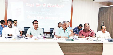ಪಿರಿಯಾಪಟ್ಟಣದ ತಾಲೂಕು ಪಂಚಾಯಿತಿ ಸಭಾಂಗಣದಲ್ಲಿ ಮಂಗಳವಾರ ನಡೆದ ಕೆ ಡಿ ಪಿ ಪ್ರಗತಿ ಪರಿಶೀಲನಾ ಸಭೆಯಲ್ಲಿ ಪಶುಸಂಗೋಪನೆ ಮತ್ತು ರೇಷ್ಮೆ ಖಾತೆ ಸಚಿವ ಕೆ.ವೆಂಕಟೇಶ್ ಮಾತನಾಡಿದರು. ಎಸ್ಇ ರಘುಪತಿ, ಡಾ.ನಾಗರಾಜ್, ಕುಂಇ ಅಹಮದ್,  ಸುನಿಲ್ ಕುಮಾರ್ ಮತ್ತಿತರರು ಇದ್ದಾರೆ.