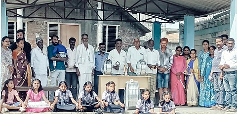  ಬೆಟ್ಟದಪುರ ಸಮೀಪದ ಹಾರನಹಳ್ಳಿ ಗ್ರಾಮದ ಕರ್ನಾಟಕ ಪಬ್ಲಿಕ್ ಶಾಲೆಯ ಹಳೇ ವಿದ್ಯಾರ್ಥಿನಿ ಡಾ.ಆಶಾಮಣಿ ಶರತ್ ಕುಮಾರ್ ಅವರು ತಮ್ಮ ಮಗಳ ಹುಟ್ಟು ಹಬ್ಬ ಅಂಗವಾಗಿ ಶಾಲೆಗೆ ಉಚಿತವಾಗಿ ಬ್ಯಾಂಡ್ ಸೆಟ್ ಕೊಡುಗೆಯಾಗಿ ನೀಡಿದರು. ನಾರಾಯಣ, ಗೋವಿಂದೆಗೌಡ, ಅಣ್ಣಯ್ಯಚಾರ್, ನಂಜೇಗೌಡ, ಕಿರಣ್, ಆನಂದ್, ಕೆ.ಸಿ ಸತೀಶ್, ವಿದ್ಯಾಶ್ರೀ, ಶಾಜಿಯಾ ಪರ್ವಿನ್, ಚಂದ್ರಶೇಖರ, ಸಚಿನ್, ನಾಗರತ್ನ, ರುಕ್ಮಿಣಿ, ಜಬೀನ ಬೇಬಿ ಇದ್ದರು.
