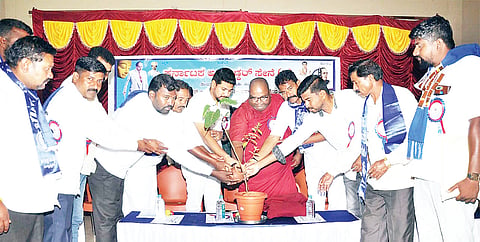 ನಂಜನಗೂಡಿನಲ್ಲಿ ಕರ್ನಾಟಕ ಅಂಬೇಡ್ಕರ್ ಸೇನೆಯಿಂದ ಬಾಬಾಸಾಹೇಬ್ ಅಂಬೇಡ್ಕರ್ ಅವರ 67ನೇ ಪರಿನಿಬ್ಬಾಣ ದಿನದ ಅಂಗವಾಗಿ ಆಯೋಜಿಸಿದ್ದ ಸಂವಿಧಾನ ರಕ್ಷಣೆ ಕುರಿತ ಜಾಗೃತಿ ಅಭಿಯಾನ ವಿಚಾರ ಸಂಕಿರಣವನ್ನು ಶಾಸಕ ದರ್ಶನ್ ಧ್ರುವನಾರಾಯಣ ಉದ್ಘಾಟಿಸಿದರು. ನಾಗೇಂದ್ರ ಬಸವಟ್ಟಿಗೆ, ಚೆಲುವರಾಜು ಆನಂದಪುರ, ಸಿದ್ದರಾಜು ಹುಸ್ಕೂರು, ಮಹದೇವಸ್ವಾಮಿ ಶಂಕರಪುರ, ವೆಂಕಟೇಶ್ ಕಸುವಿನಹಳ್ಳಿ ಮತ್ತಿತರರಿದ್ದರು.