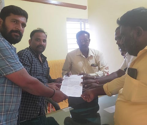ಬಾರ್‌ಗಳಲ್ಲಿ ಸ್ವಚ್ಛತೆ ಕಾಪಾಡಿ, ಉಚಿತ ಶುದ್ಧ ನೀರು ಕೊಡಲಿ:ಪ್ರಿಯರ ಸಂಘದಿಂದ ಪಿಡಿಒಗೆ ಮನವಿ