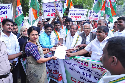 146 ಜನ ಸಂಸದರನ್ನು ಅಮಾನತು ಖಂಡಿಸಿ ಜಿಲ್ಲಾ ಕಾಂಗ್ರೆಸ್ನಿಂದ ಪ್ರತಿಭಟನೆ