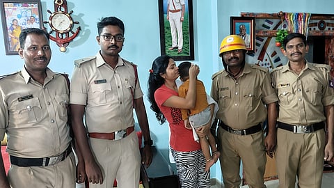 district-koppal-baby-rescue-by-fire-station-ifficers-cpi-baby
