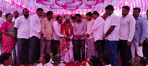 ಎಚ್.ಡಿ.ಕೋಟೆ ಪಟ್ಟಣದ ಡಾ.ಅಂಬೇಡ್ಕರ್ ಸಮುದಾಯ ಭವನದಲ್ಲಿ 24 ಮನೆ ತೆಲುಗು ಶೆಟ್ಟರ ಜನಾಂಗದ ಎಚ್.ಡಿ.ಕೋಟೆ ಮತ್ತು ಸರಗೂರು ತಾಲೂಕು ಘಟಕದ ನೂತನ ಸಂಘವನ್ನು ಶಾಸಕ ಅನಿಲ್ ಚಿಕ್ಕಮಾದು ಹಾಗೂ ದರ್ಶನ್ ಧ್ರುವನಾರಾಯಣ ಉದ್ಘಾಟಿಸಿದರು.