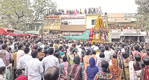 ದತ್ತ ಜಯಂತಿ ನಿಮಿತ್ತ ಅಫಜಲಪುರ ತಾಲೂಕಿನ ದೇವಲಗಾಣಗಾಪುರದ ಶ್ರೀ ದತ್ತಾತ್ರೇಯ ದೇವಸ್ಥಾನ ಆವರಣದಲ್ಲಿ ಮಂಗಳವಾರ ಸಂಜೆ ಅಸಂಖ್ಯಾತ ಭಕ್ತರ ಜೈಘೋಷದ ಮಧ್ಯೆ ಸಂಭ್ರಮದಿಂದ ರಥೋತ್ಸವ ನೆರವೇರಿತು.