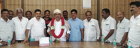 ಕೆ.ಆರ್.ನಗರದ ನವನಗರ ಅರ್ಬನ್ ಕೋ ಆಪರೇಟಿವ್ ಬ್ಯಾಂಕ್‌ನ ಪ್ರಧಾನ ಕಚೇರಿಗೆ ಆಗಮಿಸಿದ್ದ ಶಾಸಕ ಜಿ.ಟಿ.ದೇವೇಗೌಡ ಅವರನ್ನು ಬ್ಯಾಂಕ್ ಅಧ್ಯಕ್ಷ .ಎನ್.ಬಸಂತ್ ಸನ್ಮಾನಿಸಿದರು. .ಎನ್.ದಿನೇಶ್, ವೈ.ಎಸ್.ಕುಮಾರ್, ಕೇಶವ, ಅಪ್ಸರ್ ಬಾಬು ಮತ್ತಿತರರಿದ್ದರು.