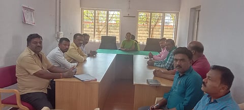 
ಸರಗೂರು ಪಟ್ಟಣದ ತಹಸೀಲ್ದಾರ್ ಕಚೇರಿಯಲ್ಲಿ ಜಕಣಾಚಾರಿ ಜಯಂತಿ ಆಚರಣೆ ಸಂಬಂಧ ಪೂರ್ವಭಾವಿ ಸಭೆ ನಡೆಯಿತು. ರುಕೀಯಾ ಬೇಗಂ, ಜಿ.ರವಿ, ಶ್ರೀನಿವಾಸ, ಎಸ್.ಲೋಕೇಶ್, ಬಾಡಗ ರವಿಕುಮಾರ್, ಹೊಸಬೀರವಾಳು ಸೋಮಚಾರ್, ಮಂಜುನಾಥ್ ಮತ್ತಿತರರಿದ್ದರು.