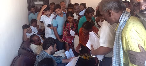 ಸರಗೂರು ಪಟ್ಟಣದ ಪ್ರವಾಸಿ ಮಂದಿರದಲ್ಲಿ ಶಾಸಕ ಅನಿಲ್ ಚಿಕ್ಕಮಾದು ಅವರಿಗೆ ಸಾರ್ವಜನಿಕರು ಅಹವಾಲುಗಳನ್ನು ಸಲ್ಲಿಸಲು ಮುಗಿಬಿದ್ದರು.