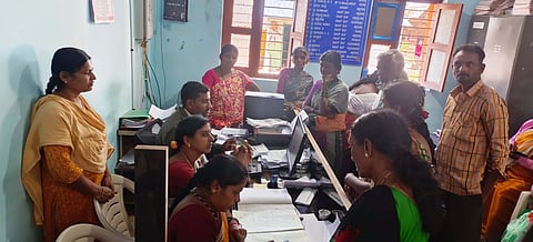 ಚಪ್ಪರದಹಳ್ಳಿ ಗ್ರಾಮ ಪಂಚಾಯಿತಿ ಕಚೇರಿಯಲ್ಲಿ ಗೃಹಲಕ್ಷ್ಮೀ ಶಿಬಿರ ನಡೆಯಿತು. ಕೆ.ಕೆ.ಶ್ರೀದೇವಿ, ಮಹೇಂದ್ರ, ಆಶಾ, ರತ್ನ, ಸುಧಾ, ಹೇಮಾವತಿ, ಹರ್ಷಿತಾ ಮತ್ತಿತರರಿದ್ದರು.