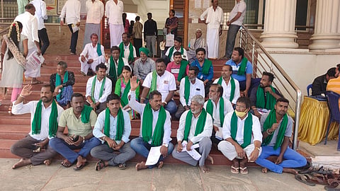   ರೈತರ ಬಗ್ಗೆ ಅವಹೇಳನಕಾರಿ ಹೇಳಿಕೆ ನೀಡಿರುವ ಸಕ್ಕರೆ ಸಚಿವ ಶಿವಾನಂದ ಪಾಟೀಲ್ ಅವರು ಕ್ಷಮೆಯಾಚಿಸುವಂತೆ ಒತ್ತಾಯಿಸಿ ನಂಜನಗೂಡಿನಲ್ಲಿ ರೈತ ಸಂಘದ ಕಾರ್ಯಕರ್ತರು ಪ್ರತಿಭಟನೆ ನಡೆಸಿದರು.