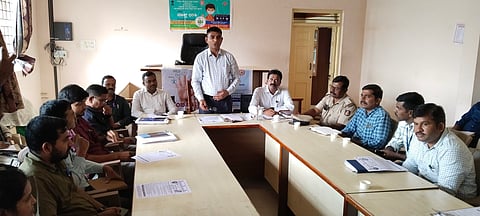  ಎಚ್.ಡಿ.ಕೋಟೆ ಪಟ್ಟಣದ ತಾಲೂಕು ಆಡಳಿತ ಭವನದ ಸಭಾಂಗಣದಲ್ಲಿ ಕೋವಿಡ್ ಟಾಸ್ಕ್ ಫೋರ್ಸ್ ಸಭೆಯಲ್ಲಿ ತಹಸೀಲ್ದಾರ್ ಶ್ರೀನಿವಾಸ್ ಮಾತನಾಡಿದರು. ಸಭೆಯಲ್ಲಿ ಪುರಸಭೆ ಮುಖ್ಯಾಧಿಕಾರಿ ಸುರೇಶ್, ಅಬಕಾರಿ ಇನ್ಸೆಪೆಕ್ಟರ್ ಶಿವರಾಜು, ಎಡಿಎಲ್‌ಆರ್ ಜಗನಾಥ್, ಪರಿಶಿಷ್ಟ ವರ್ಗಗಳ ಕಲ್ಯಾಣ ಅಧಿಕಾರಿ ನಾರಾಯಣ ಸ್ವಾಮಿ, ಸಿಡಿಪಿಒ ಆಶಾ, ಪೊಲೀಸ್ ಇಲಾಖೆಯ ಸಿದ್ದರಾಜು, ಶ್ರೀಧರ್ ಮೂರ್ತಿ, ಸಿದ್ದರಾಜು, ರಘುನಾಥ್ ಮತ್ತಿತರರಿದ್ದರು.