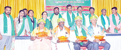 ಕೆ.ಆರ್.ನಗರದ ಶ್ರೀ ಕೃಷ್ಣಮಂದಿರದಲ್ಲಿ ಆಯೋಜಿಸಿದ್ದ ರಾಷ್ಟ್ರೀಯ ರೈತ ದಿನಾಚರಣೆ ಮತ್ತು ತಾಲೂಕು ಮಟ್ಟದ ಕಿಸಾನ್ ಗೋಷ್ಠಿ ಕಾರ್ಯಕ್ರಮದಲ್ಲಿ ಸಮಾಜ ಸೇವಕ ಕೆ.ಎಲ್.ಹೇಮಂತ್‌ಕುಮಾರ್, ಪ್ರಗತಿ ಪರ ರೈತರಾದ ಅರ್ಜುನಹಳ್ಳಿ ಕವಿತಾ, ಅರಸನಕೊಪ್ಪಲು ತಮ್ಮಯ್ಯ, ಕೆ.ಆರ್.ನಗರದ ಕುಮಾರ್ ಅವರನ್ನು ಸನ್ಮಾನಿಸಲಾಯಿತು. ಡಿ.ರವಿಶಂಕರ್, ಅಂಶಿಪ್ರಸನ್ನಕುಮಾರ್, ಡಾ.ಮಂಜುನಾಥ್‌ಅಂಗಡಿ, ಡಾ.ಆರ್.ಎನ್.ಪುಷ್ಪಾ, ಅರ್ಜುನಹಳ್ಳಿ ರಾಮ್‌ಪ್ರಸಾದ್, ಗರುಡಗಂಭ ಸ್ವಾಮಿ, ಎಸ್.ಡಿ.ದಿವಾಕರ್ ಮತ್ತಿತರರಿದ್ದರು.