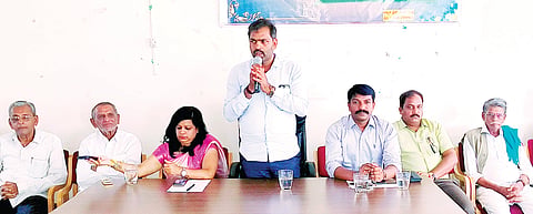 ಕೆ.ಆರ್.ನಗರದ ತಾಲೂಕು ಕಚೇರಿಯಲ್ಲಿ ನಡೆದ ಕುವೆಂಪು ಜಯಂತಿ ಕಾರ್ಯಕ್ರಮದಲ್ಲಿ ಶಾಸಕ ಡಿ.ರವಿಶಂಕರ್ ಮಾತನಾಡಿದರು. ಸಿ.ಎಸ್.ಪೂರ್ಣಿಮಾ, ಜಿ.ಕೆ.ಹರೀಶ್, ಡಾ.ಜಯಣ್ಣ ಮತ್ತಿತರರಿದ್ದರು.