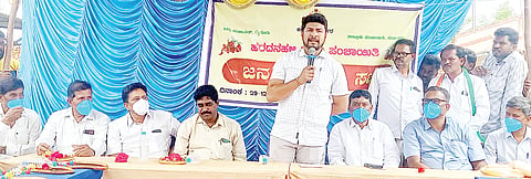 ನಂಜನಗೂಡು ತಾಲೂಕಿನ ಹರದನಹಳ್ಳಿ ಗ್ರಾಮದಲ್ಲಿ ಜನಸಂಪರ್ಕ ಸಭೆಯಲ್ಲಿ ಶಾಸಕ ದರ್ಶನ್ ಧ್ರುವನಾರಾಯಣ ಮಾತನಾಡಿದರು. ಕಳಲೆ ಕೇಶವಮೂರ್ತಿ, ಶ್ರೀಕಂಠನಾಯ್ಕ, ಮಾರುತಿ, ಕೆ.ಎಂ.ಮಾದಪ್ಪ, ನಾಗೇಶ್ ರಾಜ್, ಸೋಮೇಶ ಮತ್ತಿತರರಿದ್ದರು.