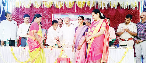 ಬೇಲೂರು ತಾಲೂಕಿನ ಕೋಗಿಲಮನೆ ಗ್ರಾಮ ಪಂಚಾಯಿತಿಯಲ್ಲಿ ಆಯೋಜಿಸಿದ್ದ ಗ್ರಾಮ ಸಭೆಯನ್ನು ಶಾಸಕ ಎಚ್.ಕೆ.ಸುರೇಶ್ ಉದ್ಘಾಟಿಸಿದರು. ಶೇಷಪ್ಪ, ನಿಂಗಪ್ಪಣ್ಣ, ಸಂಗಪ್ಪ, ರಘು, ಕೆ.ಪಿ.ನಾರಾಯಣ, ಲಿಂಗರಾಜು, ಡಾ.ನರಸೇಗೌಡ ಮತ್ತಿತರರಿದ್ದರು.